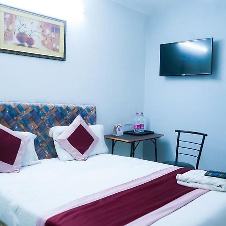 Comodo Satya Niketan Residency New Delhi Exterior foto
